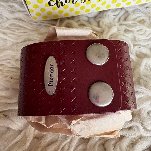 New In Box Plunder Design Nona Personalized With The Initial “T” Cuff Bracelet - Picture 2 of 5